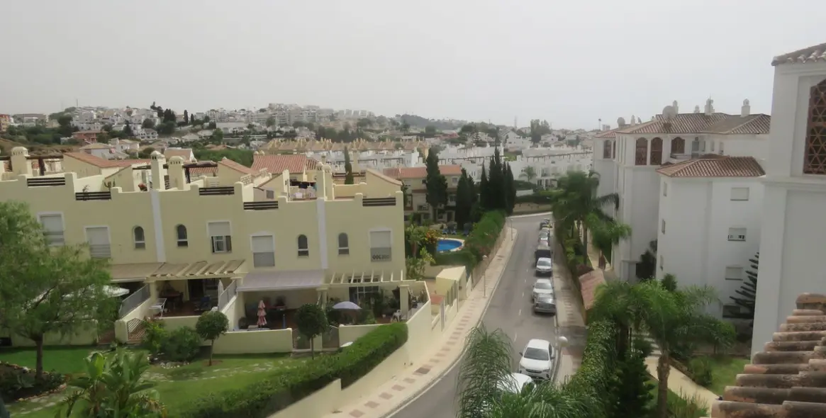 Sale of penthouse in Calahonda 18