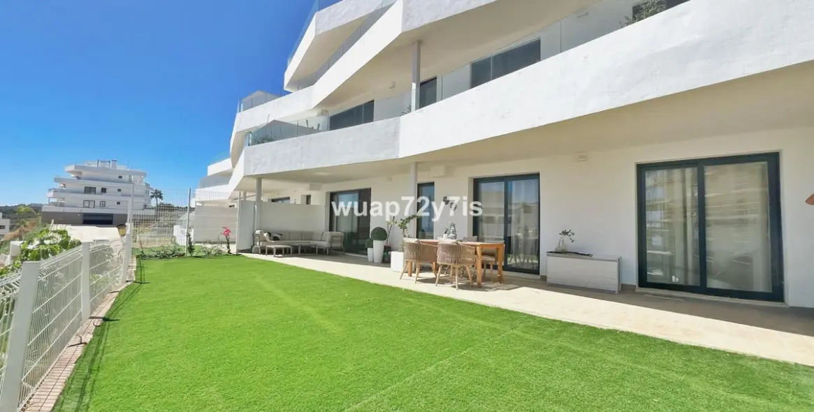 Sale of ground floor apartment in Estepona 1