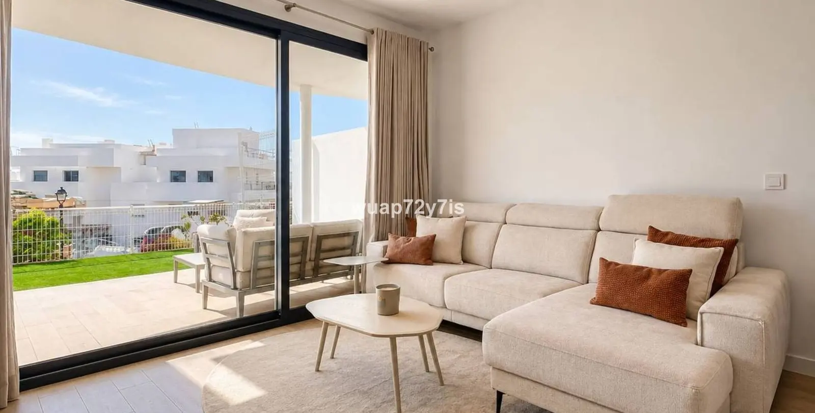 Sale of ground floor apartment in Estepona 2