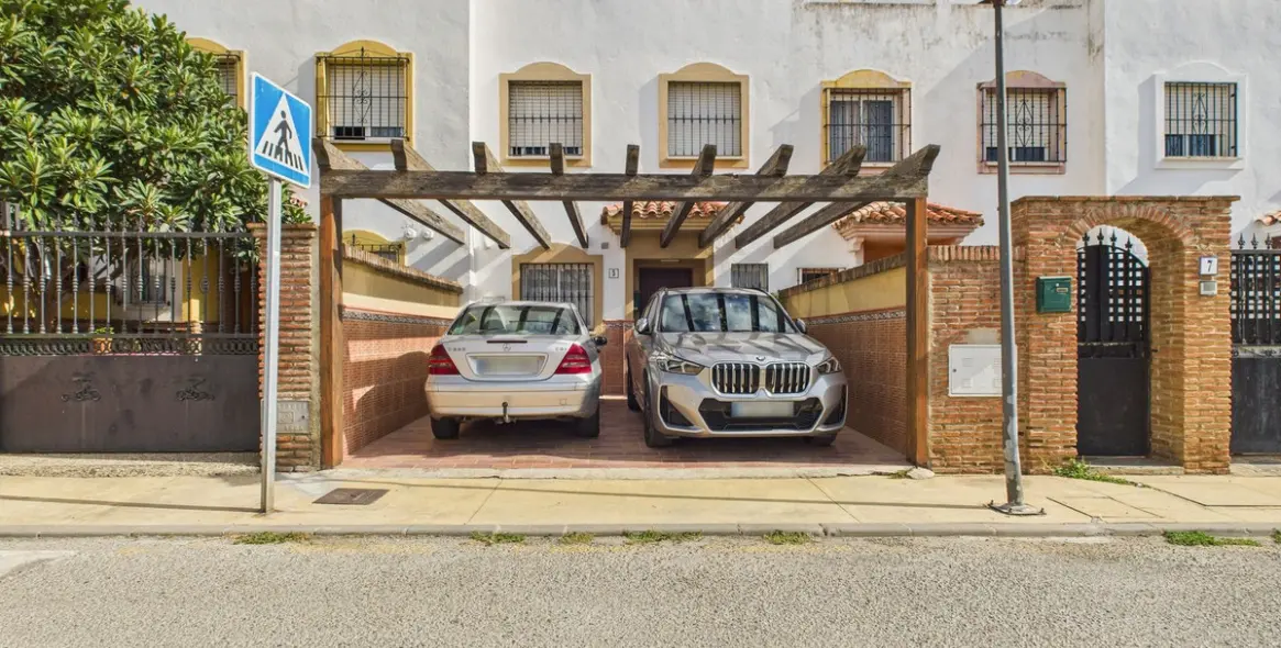 Sale of townhouse in Estepona 1
