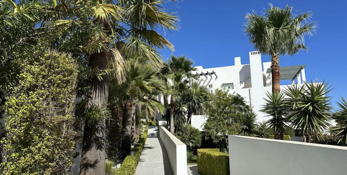 Sale of middle floor apartment in Casares 4
