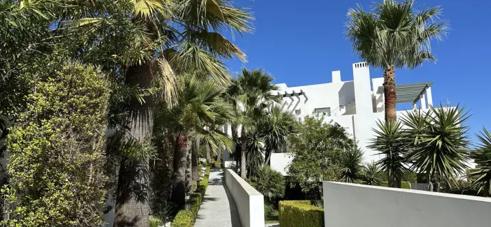 Sale of middle floor apartment in Casares 3