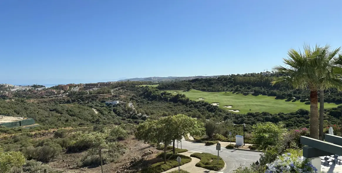 Sale of middle floor apartment in Casares 8