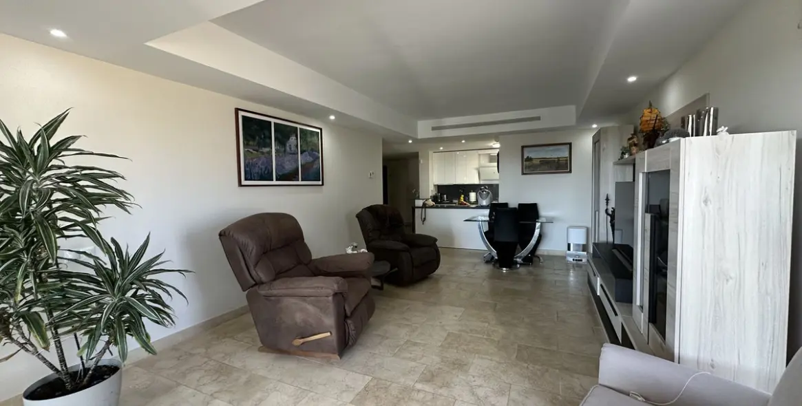 Sale of middle floor apartment in Casares 15