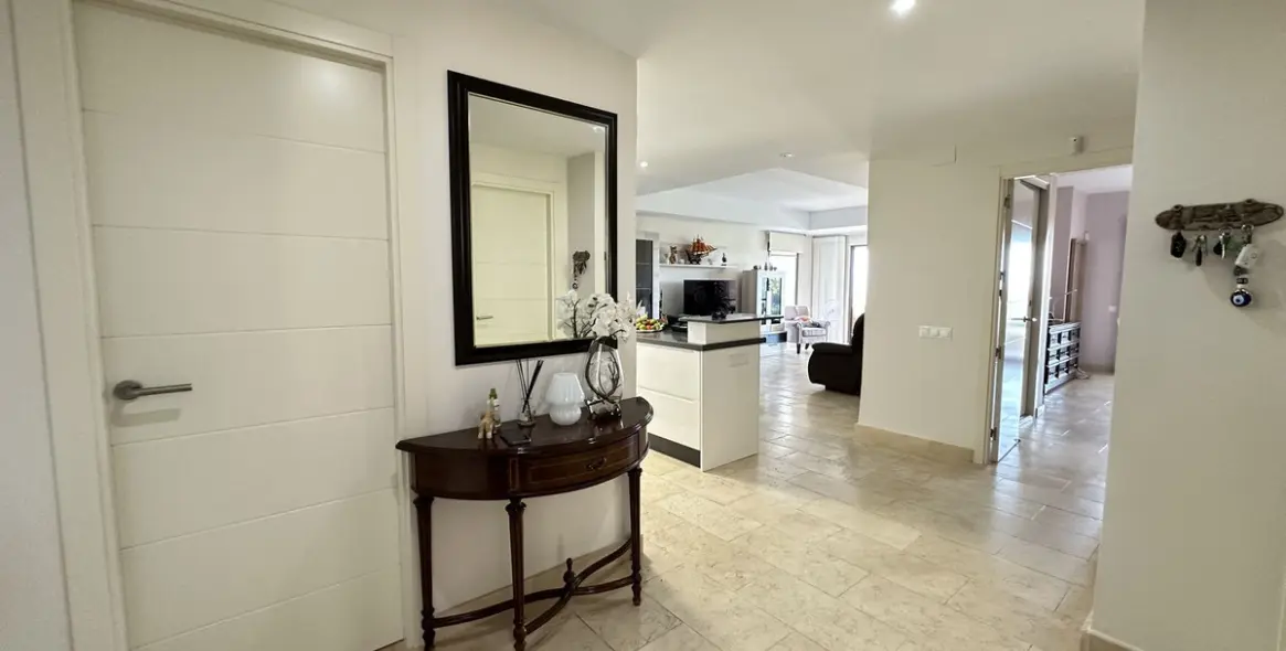 Продажа апартаментов на среднем этаже в Casares 2