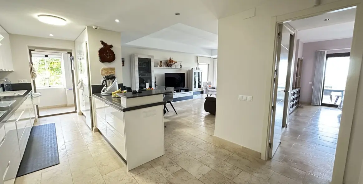 Продажа апартаментов на среднем этаже в Casares 4