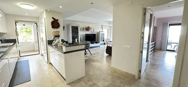 Sale of middle floor apartment in Casares 3