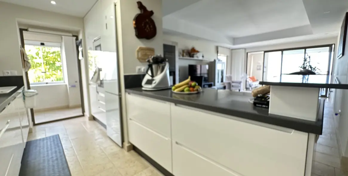 Продажа апартаментов на среднем этаже в Casares 20