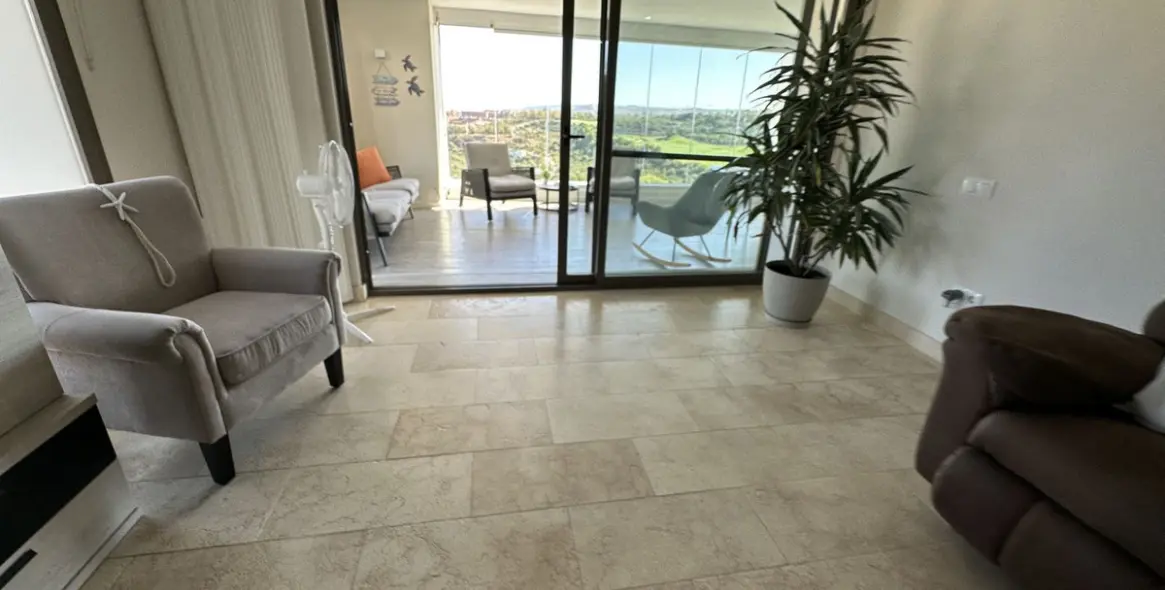 Sale of middle floor apartment in Casares 22