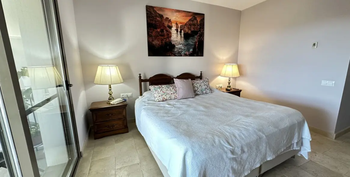 Sale of middle floor apartment in Casares 23