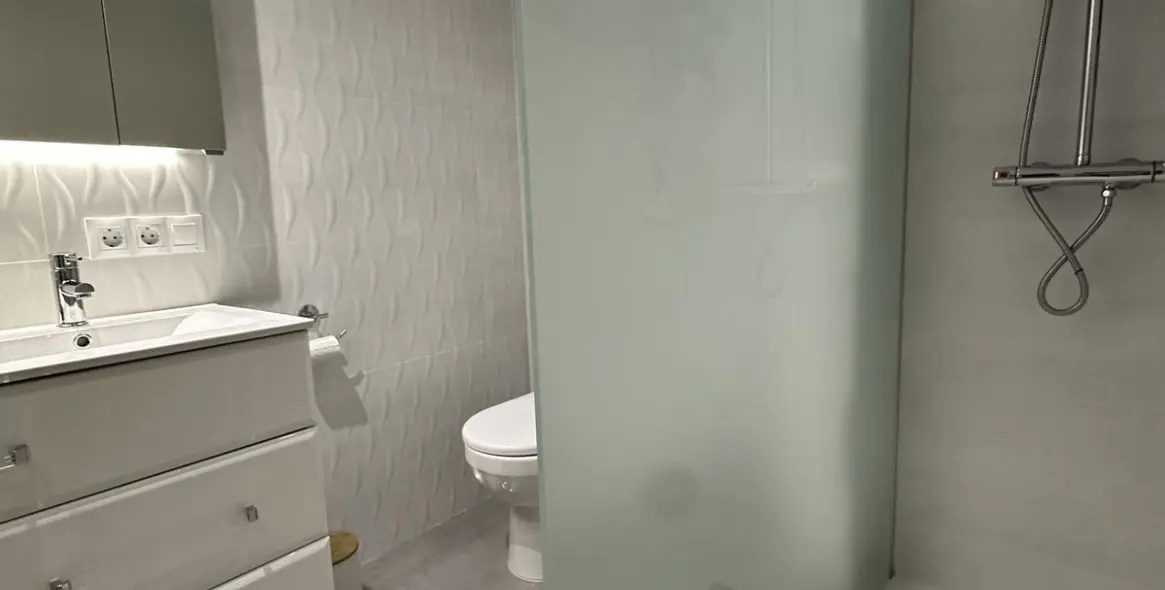 Sale of middle floor apartment in Casares 26