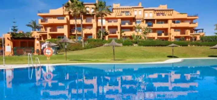 Sale of ground floor apartment in La Duquesa 2
