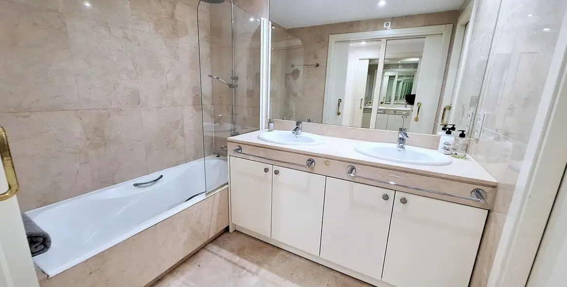 Sale of ground floor apartment in La Duquesa 20