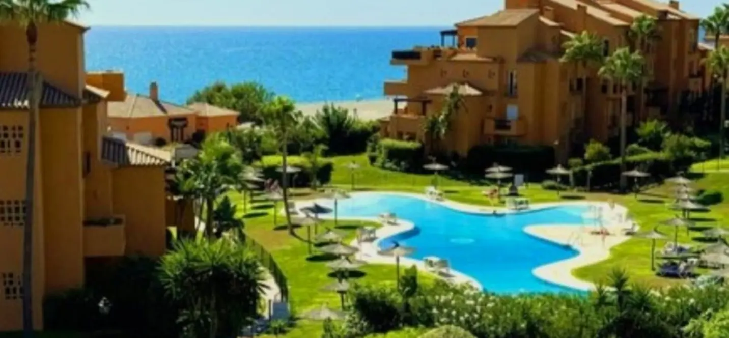 Venta de apartamento en planta baja en La Duquesa 0