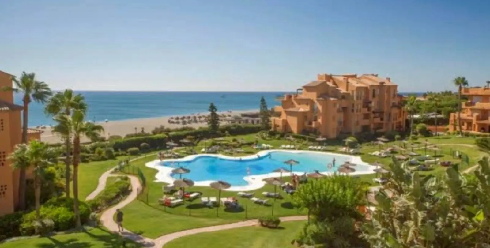 Venta de apartamento en planta baja en La Duquesa 2