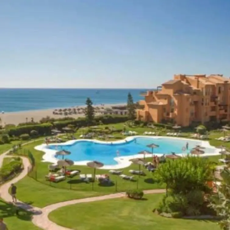 Venta de apartamento en planta baja en La Duquesa