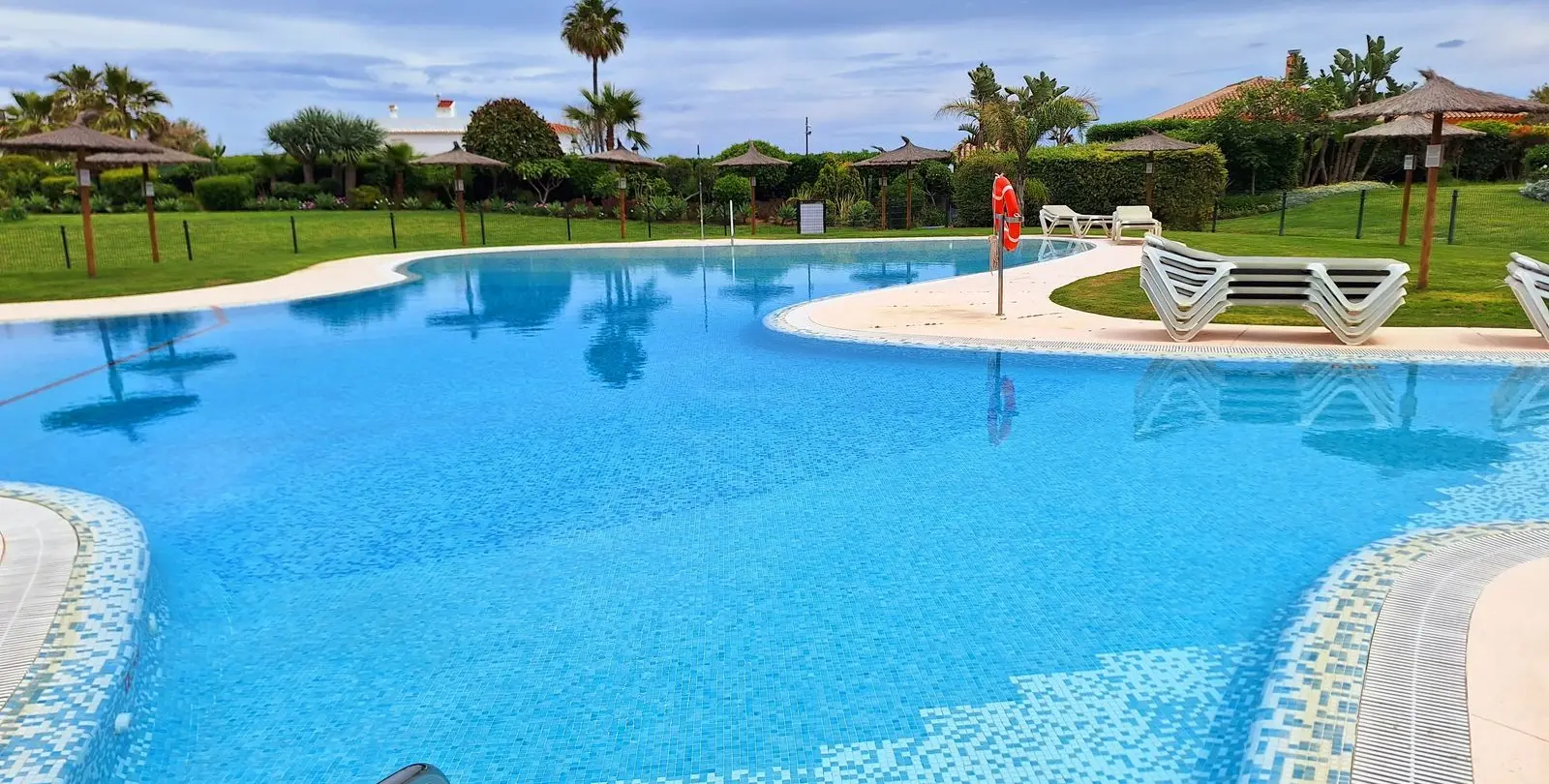 Venta de apartamento en planta baja en La Duquesa 3