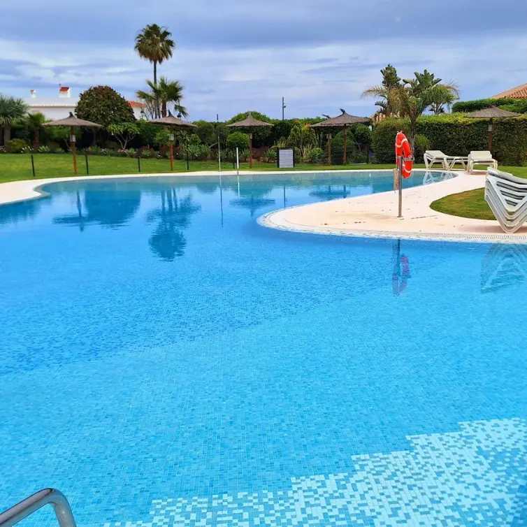 Venta de apartamento en planta baja en La Duquesa