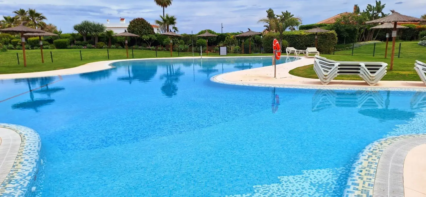 Venta de apartamento en planta baja en La Duquesa 2