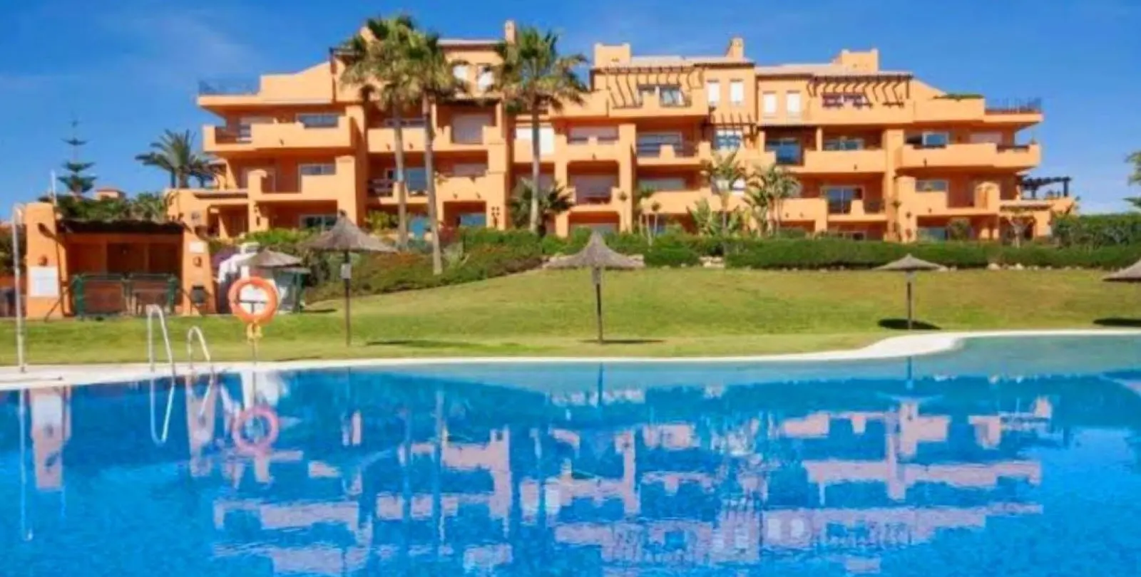 Venta de apartamento en planta baja en La Duquesa 4