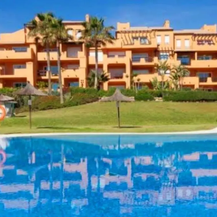 Venta de apartamento en planta baja en La Duquesa