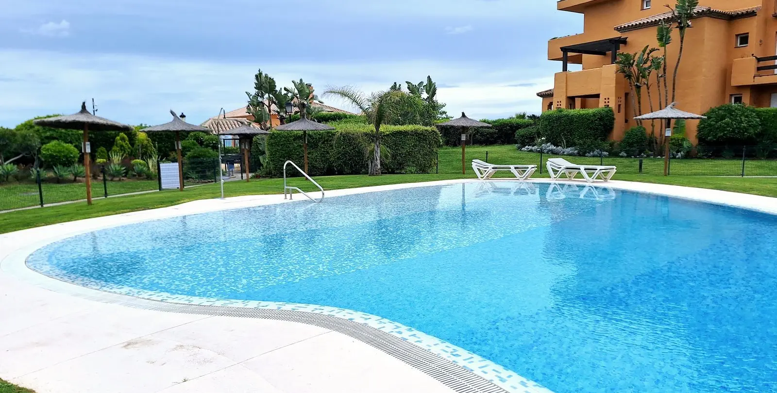 Venta de apartamento en planta baja en La Duquesa 5