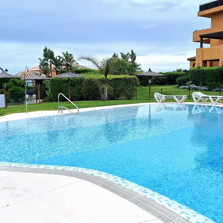Venta de apartamento en planta baja en La Duquesa