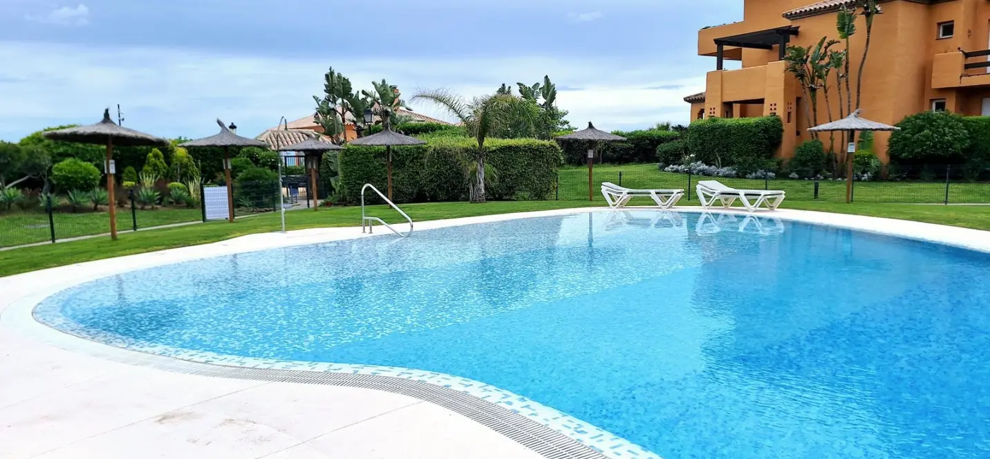 Venta de apartamento en planta baja en La Duquesa 4