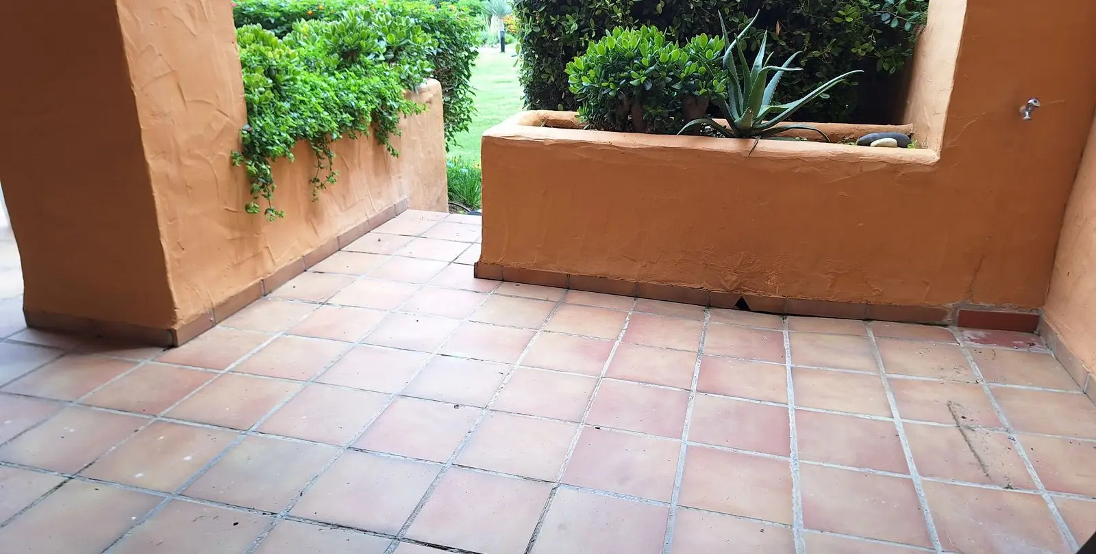 Venta de apartamento en planta baja en La Duquesa 11