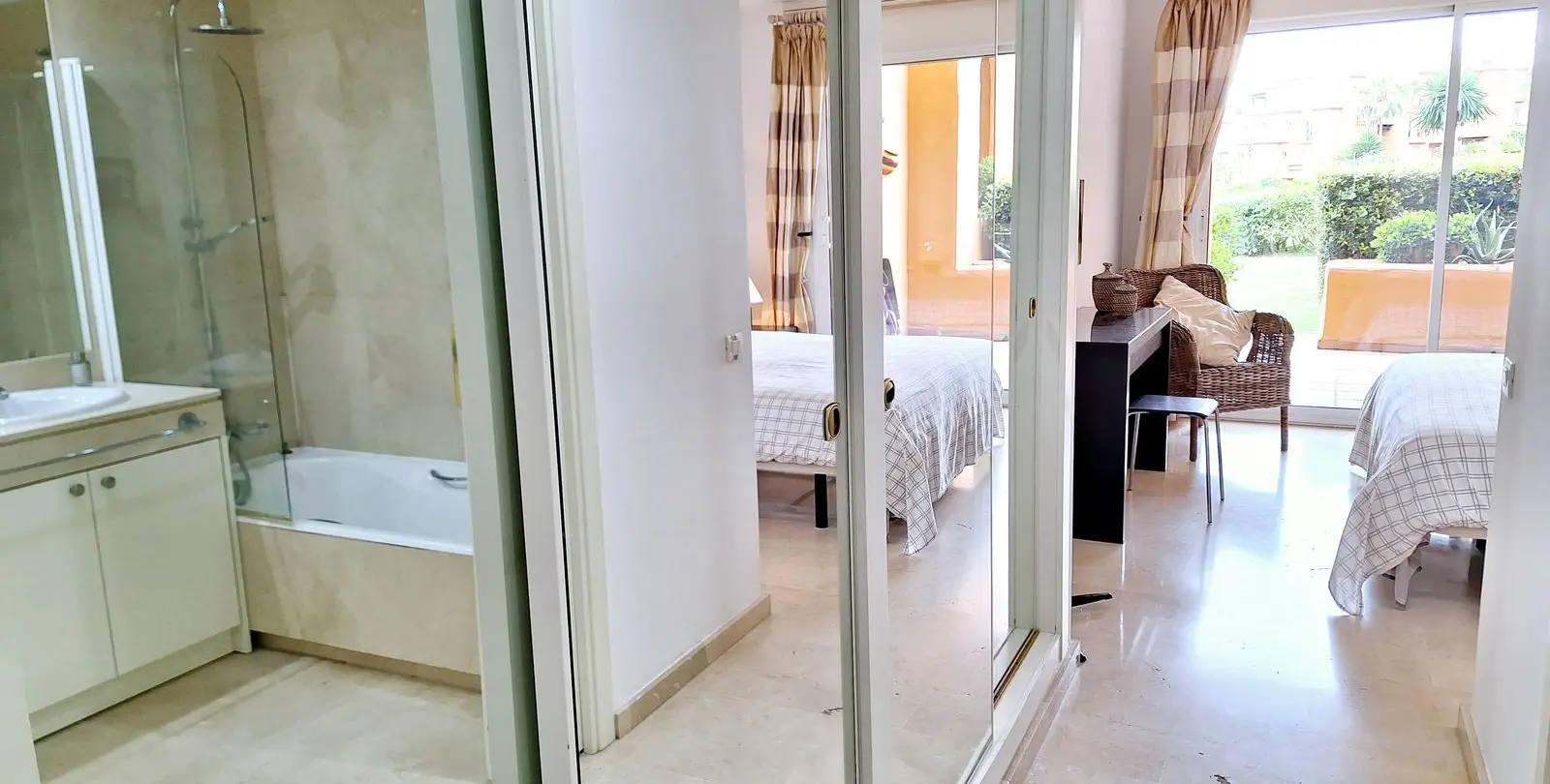 Venta de apartamento en planta baja en La Duquesa 19