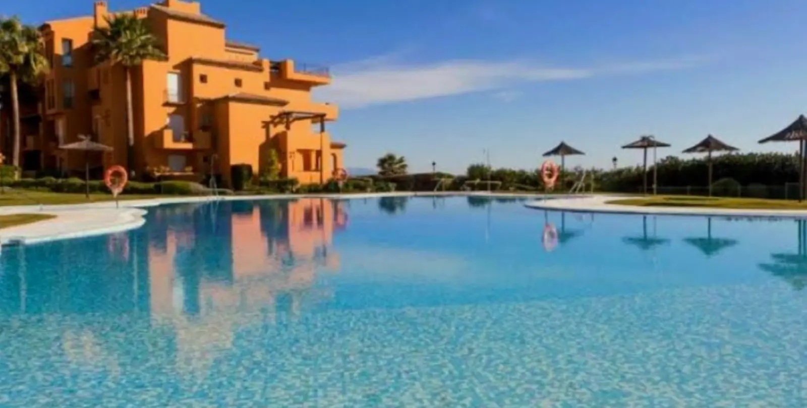 Venta de apartamento en planta baja en La Duquesa 30