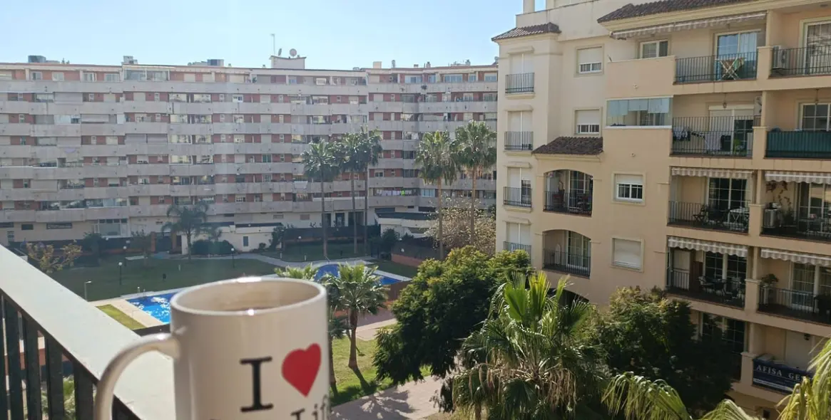 Sale of middle floor apartment in Estepona 2