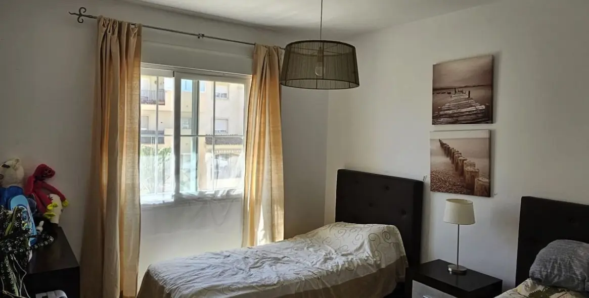 Sale of middle floor apartment in Estepona 9