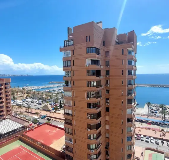 Sale of middle floor apartment in Fuengirola