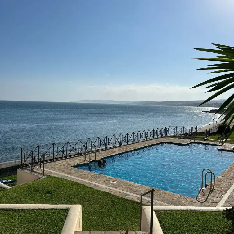 Продажа апартаментов на среднем этаже в Estepona
