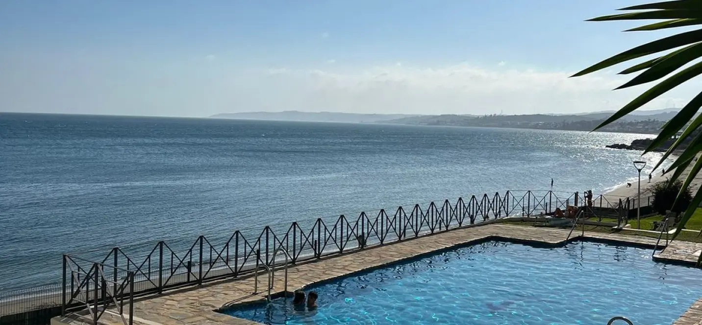 Продажа апартаментов на среднем этаже в Estepona 0