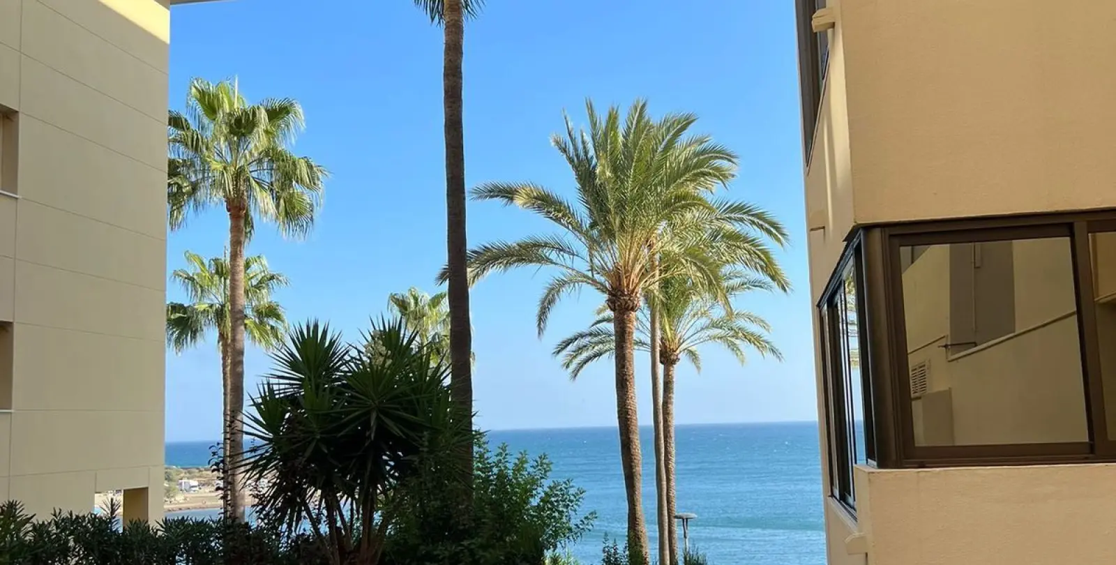 Sale of middle floor apartment in Estepona 3