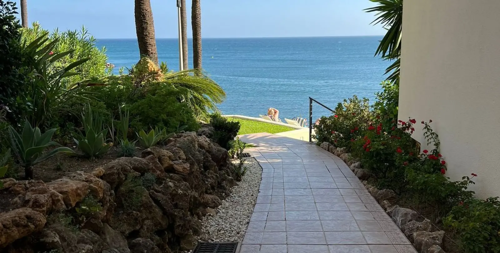 Sale of middle floor apartment in Estepona 15
