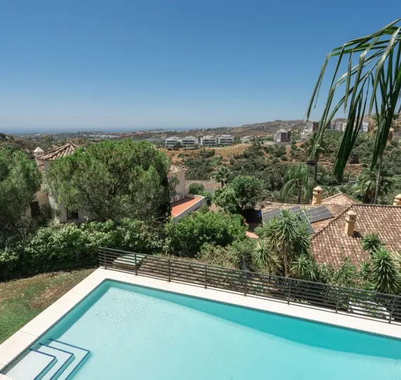 Продажа апартаментов на среднем этаже в Los Almendros