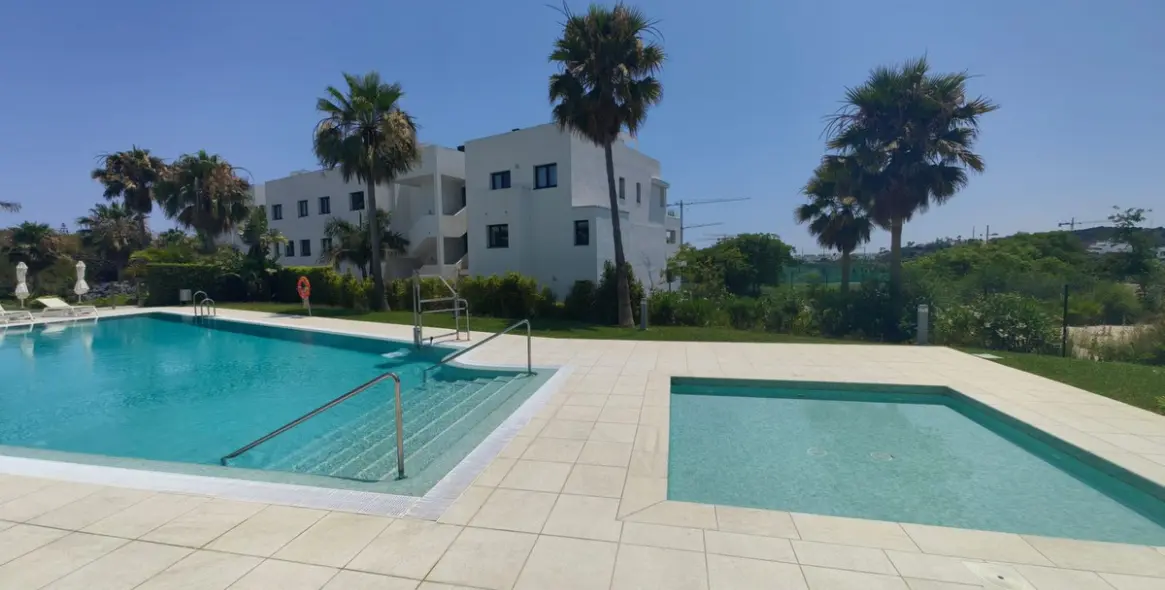 Sale of middle floor apartment in Estepona 35