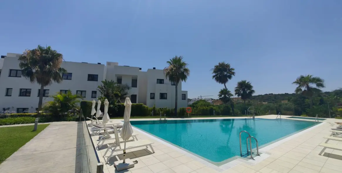 Sale of middle floor apartment in Estepona 36