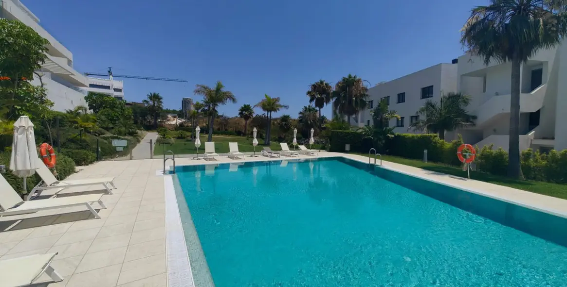 Sale of middle floor apartment in Estepona 37