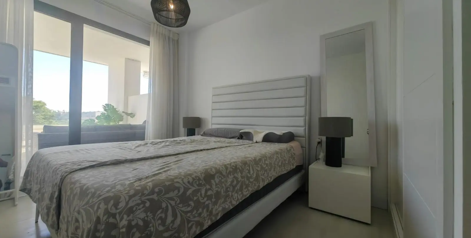 Sale of middle floor apartment in Estepona 4