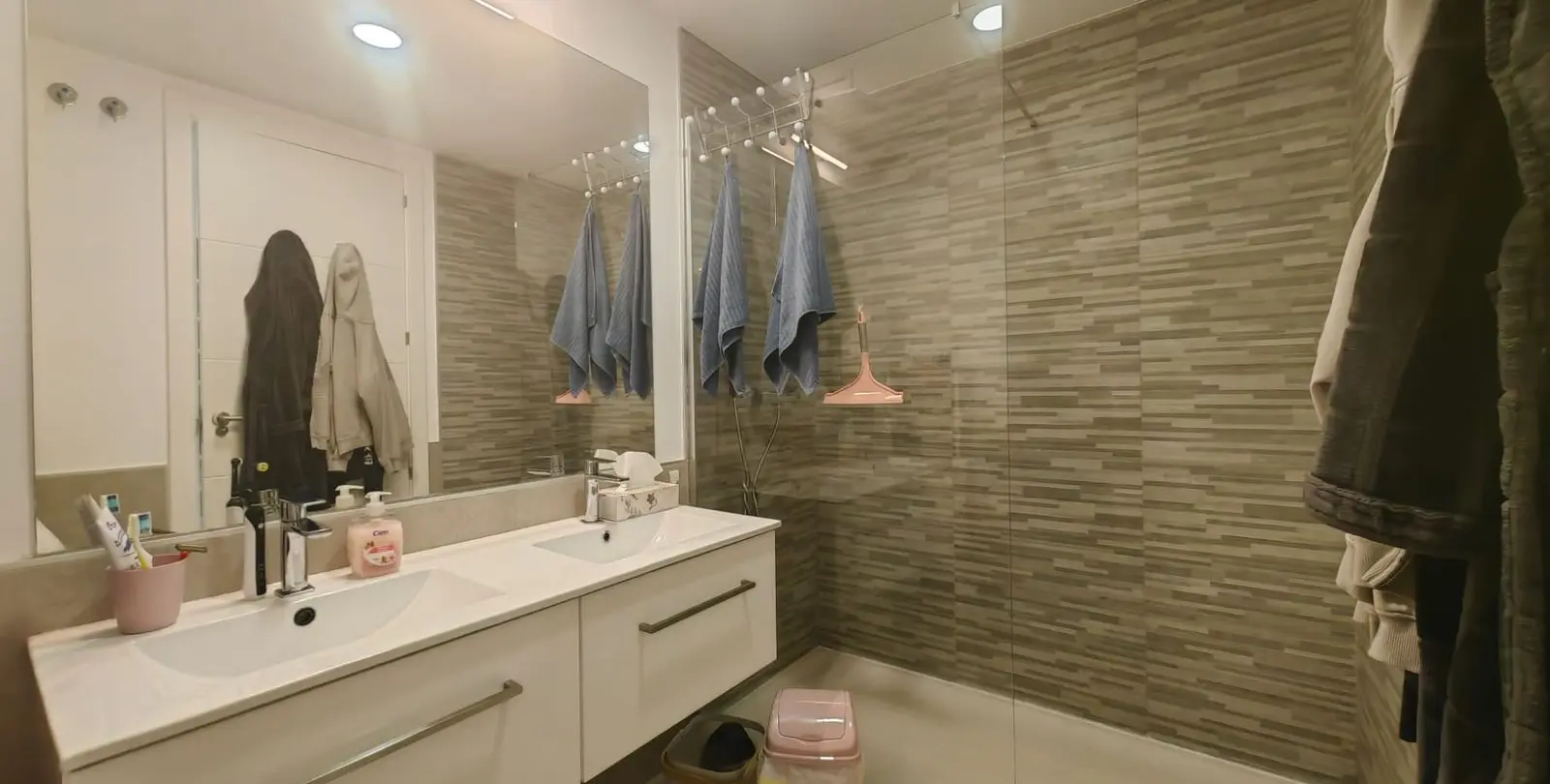 Sale of middle floor apartment in Estepona 20