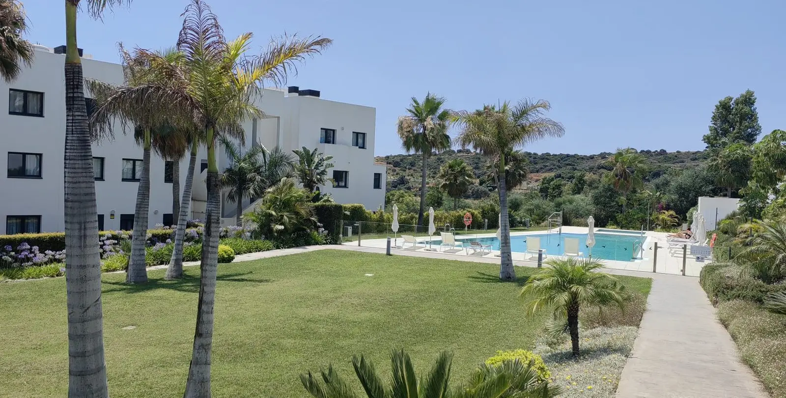 Sale of middle floor apartment in Estepona 24