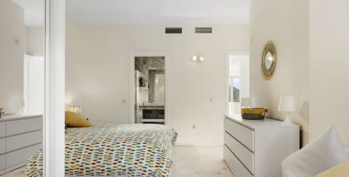 Sale of middle floor apartment in La Mairena 24