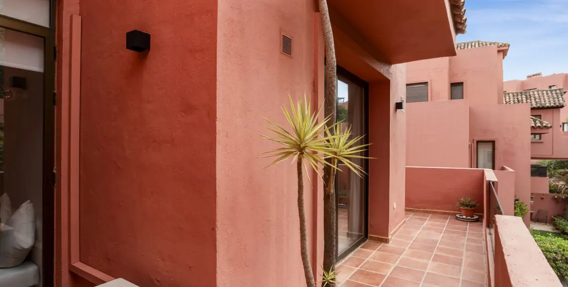 Sale of middle floor apartment in La Mairena 25