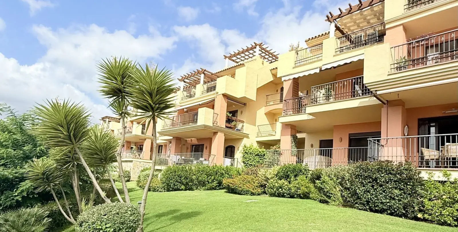 Продажа апартаментов на первом этаже в Los Arqueros 19