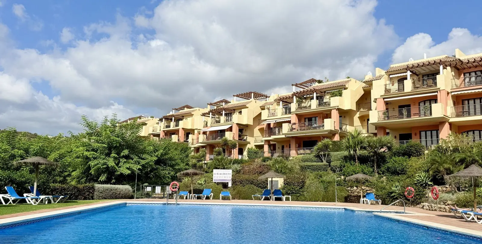 Продажа апартаментов на первом этаже в Los Arqueros 43
