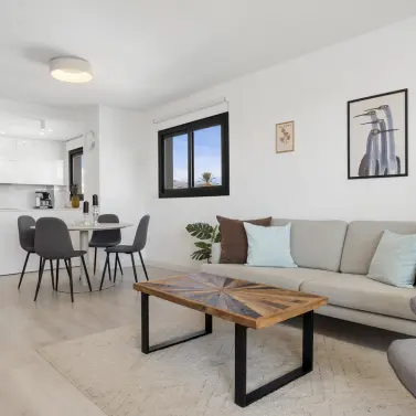 Venta de apartamento en planta media en Las Lagunas